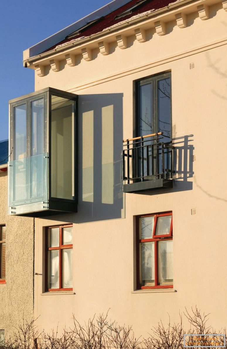 Fasáda budovy s malými balkony