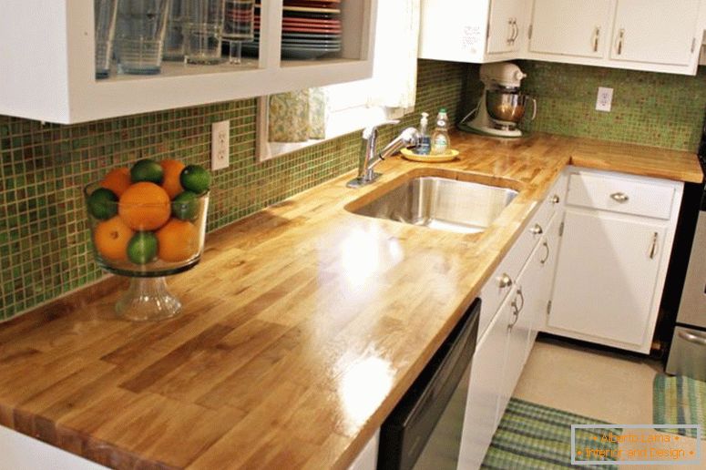 nábytek-dub-dřevo-řezník-blok-desky-pro-malé-kuchyňské prostory-s-bílé-dřevěné-skříňky-a-zelené-mozaiky-kuchyňské dlaždice-pro-backsplash- dubový řezník