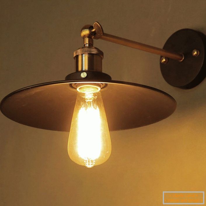 Nepřehlédnutelná lampa se stane jasným detailem ložnice ve venkovském stylu. Nic nadbytečné.
