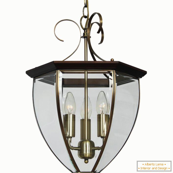 Lampa ve venkovském stylu pro zdobení chaty, venkovského domu nebo loveckého zámečku. 