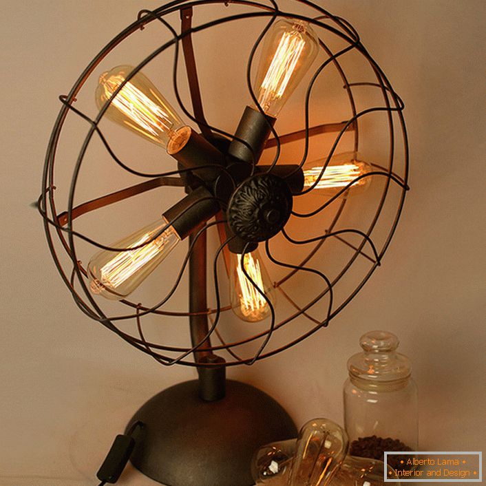 Stolní lampa ve formě starého ventilátoru
