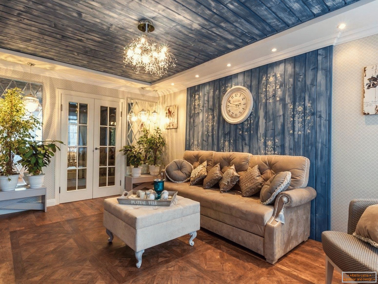 Stěny a stropní dekorace v obývacím pokoji pomocí klapky