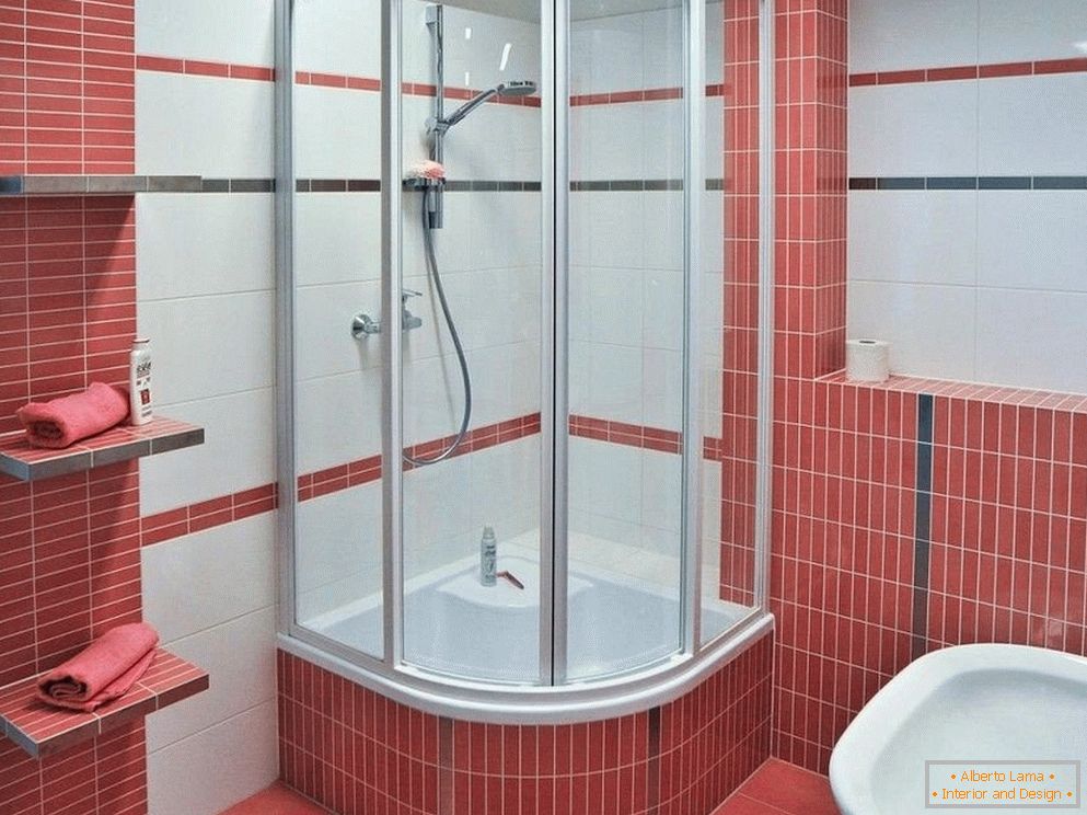 Sprchová kabina v bílé a růžové koupelně