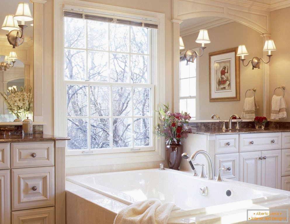 Interiér v klasickém stylu s koupelnou u okna