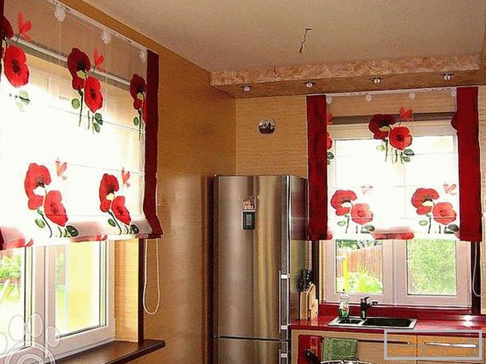 Veselá kuchyně s průsvitnými závěsy s jasně červenými květy.