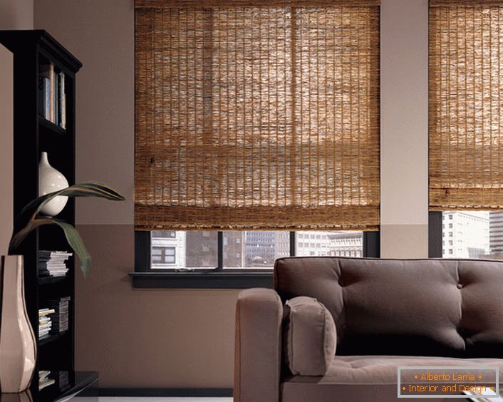 Zvedací závěsy z bambusu - neštandardní verze interiéru moderního prostorného obývacího pokoje nebo kanceláře.
