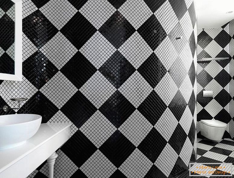 Šachová dlažba v koupelně