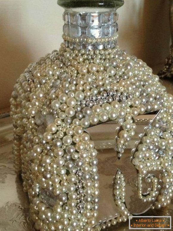 Váza ze skleněné láhve a perličky vlastními rukama