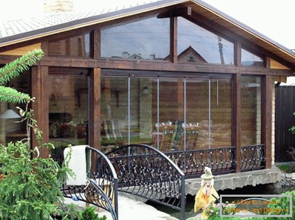 Dřevěná veranda připevněná k domu фото 1