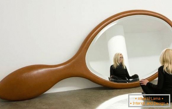 Zrcadlo neobvyklého tvaru v interiéru