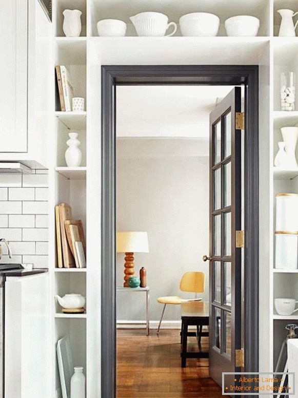 Krásné kuchyňské dveře - fotografie s šatní skříní