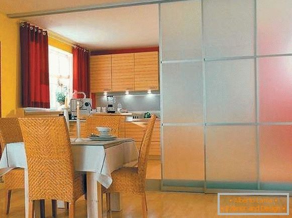 Posuvné dveře do kuchyně se skleněnými přepážkami v interiéru