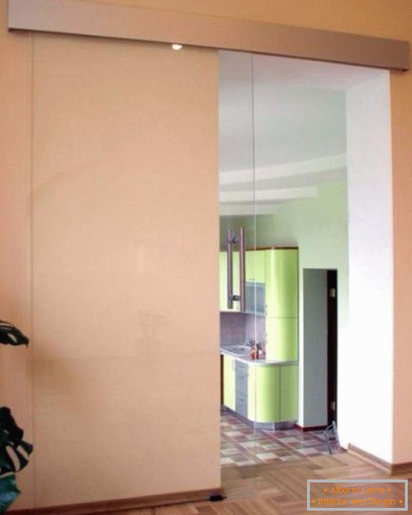 Průhledné skleněné dveře do kuchyně - možnost posuvu