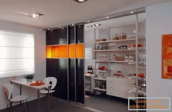 Oddělovací dveře v kuchyni v designu bytu