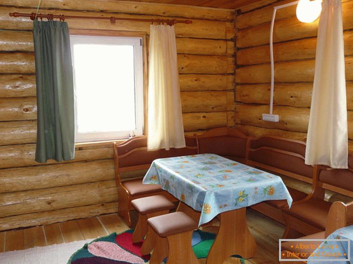 Prostorná místnost pro odpočinek v domě s vanou. Na této tabulce se může ubytovat velká společnost nebo přátelská rodina, a v noci se může teplá místnost pro hosty změnit na ložnici.