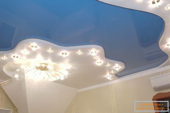 Klasická kombinace modré a bílé v designu stropních stropů.