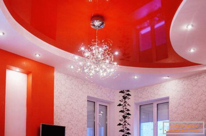 Ušlechtilý červený barevný stropní strop se bez problémů zapojí do celkového pojetí stylu.