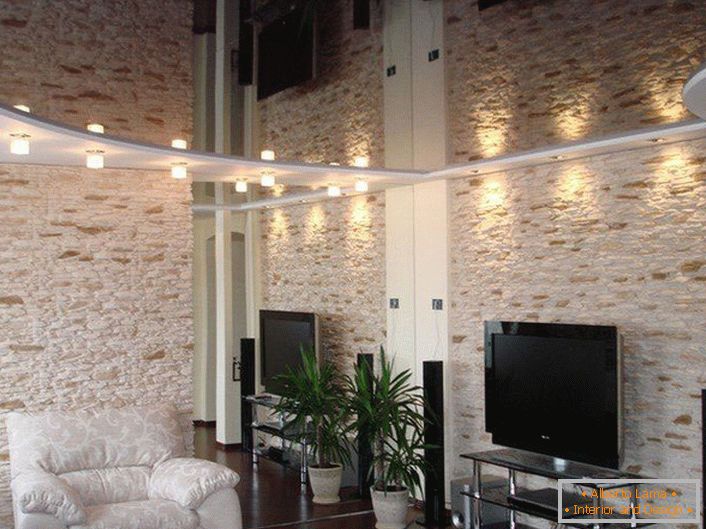 Nekomplikovaný design stropního stropu pro útulný obývací pokoj.