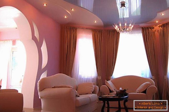 Obývací pokoj v empírovém stylu se stropními stropy. Jednoduchá instalace a jednoduchá údržba jsou hlavními výhodami stropních konstrukcí.
