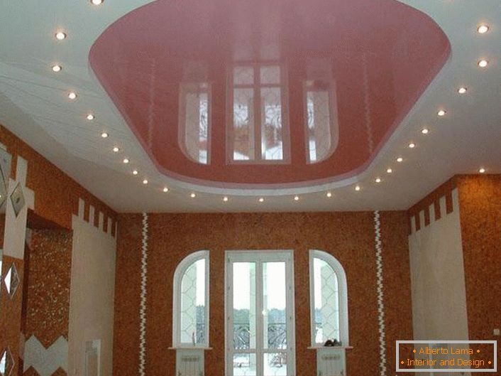Růžový oválný stropní strop s LED osvětlením ve velkém pokoji ve venkovském domě.