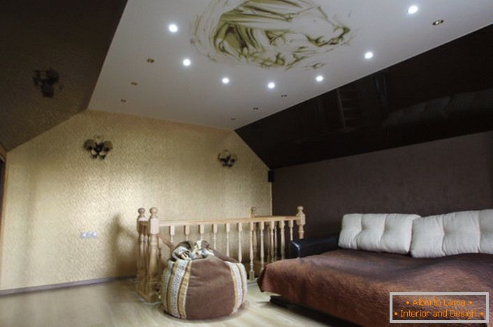 Obývací pokoj ve druhém patře venkovského domu je zdoben stropními stropy s fotografickým potiskem.