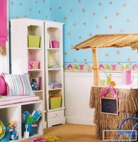 Růžové a modré tapety a panely na stěnách v dětském pokoji