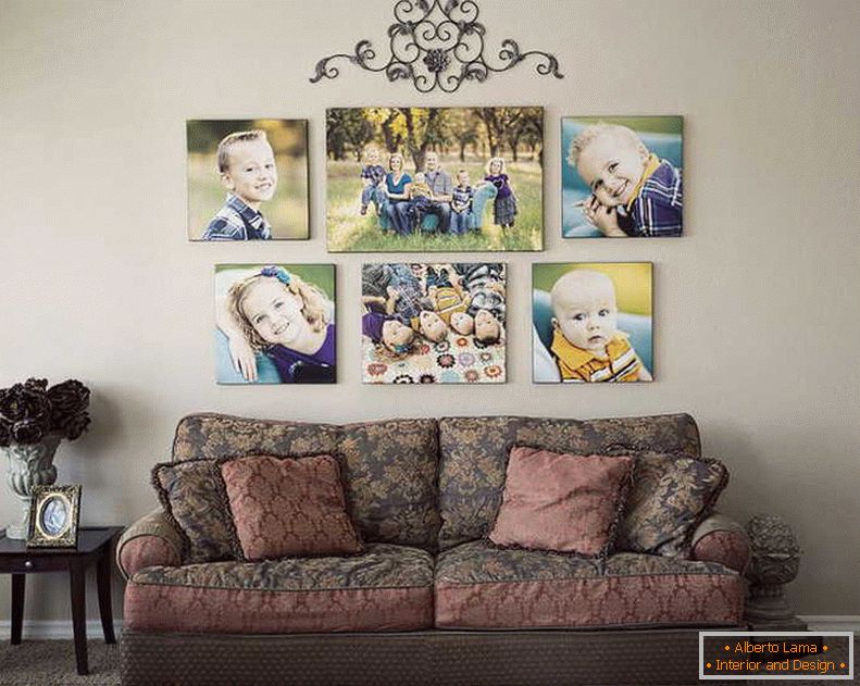 Rodinné fotografie на стене в интерьере