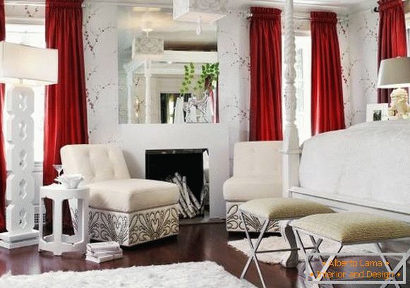 Bílý obývací pokoj s červenými závěsy