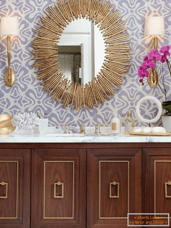 Krásné zrcadlo v koupelně