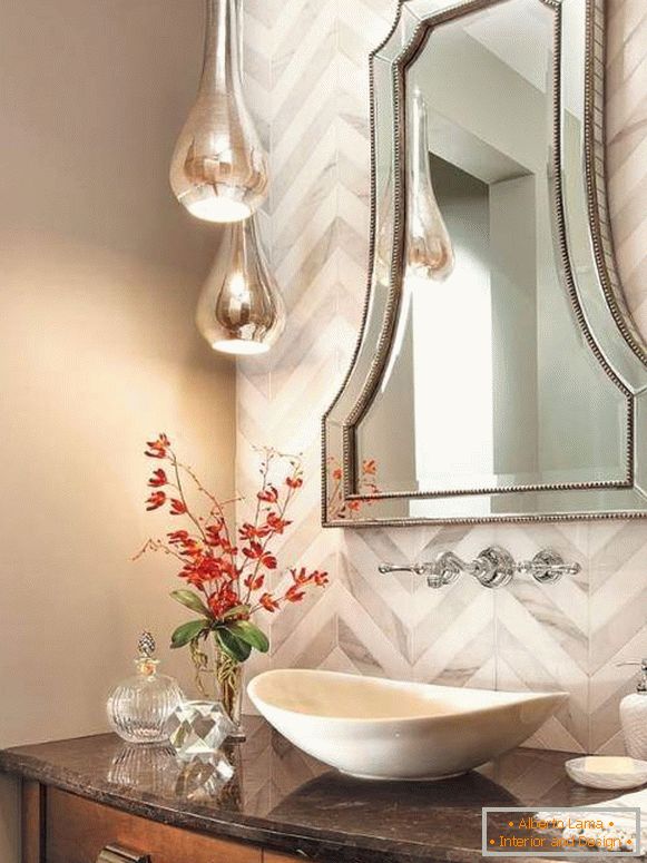 Klasické zrcadlo nad umyvadlem v koupelně