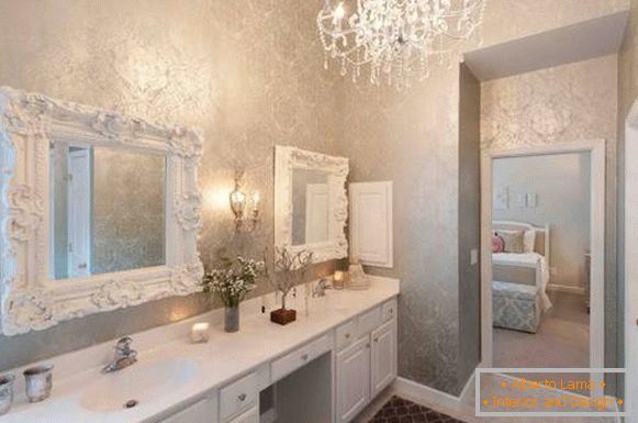 Klasické koupelnové zrcadla se štukovými lištami