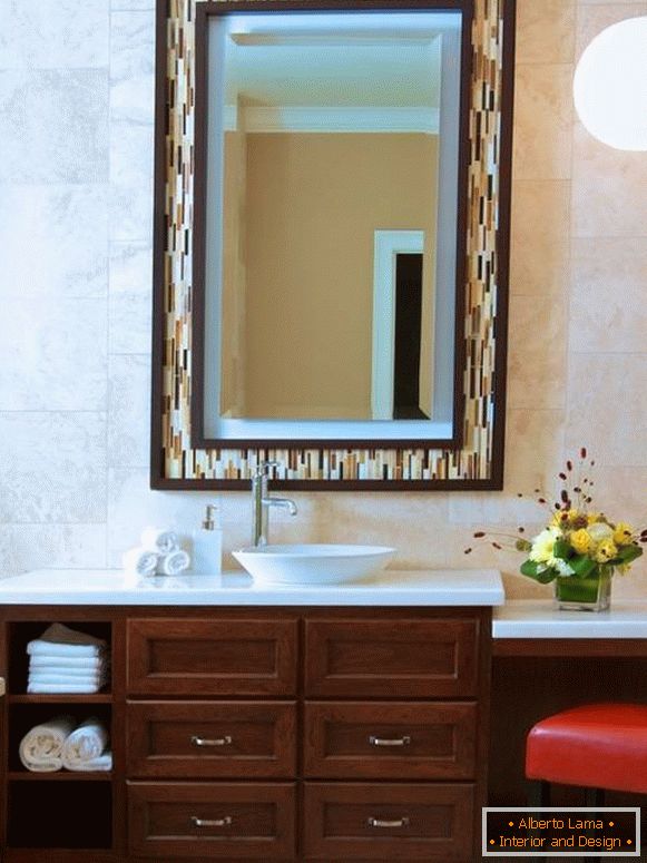 Moderní zrcadlo v rámu koupelny