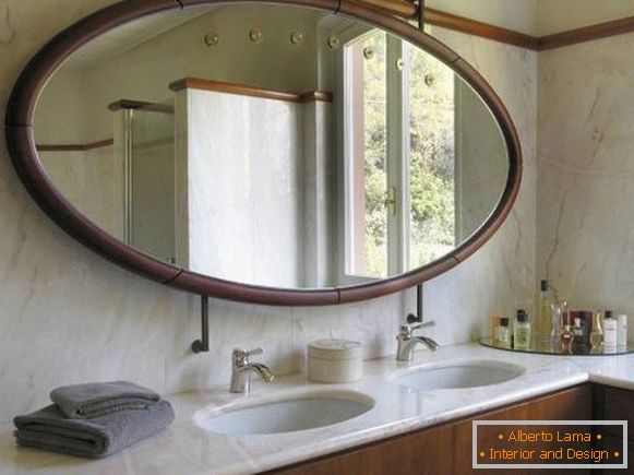 Velké oválné zrcadlo v koupelně