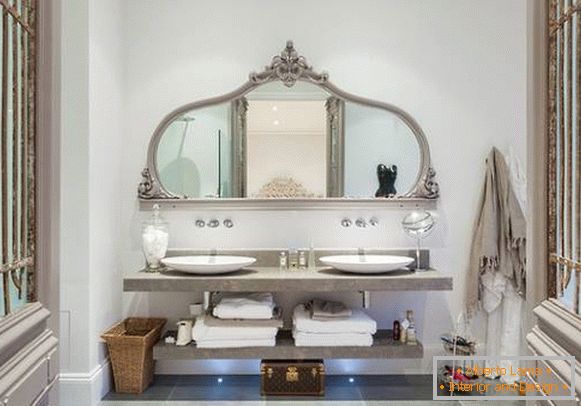 Elegantní velké zrcadlo s policemi v koupelně