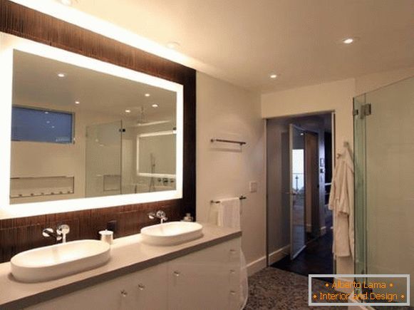 Obdélníkové zrcadlo s osvětlením v koupelně