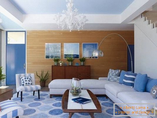 Módní obývací pokoj v modré barvě