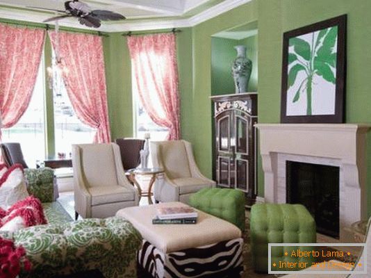 Obývací pokoj v zelené a růžové barvě
