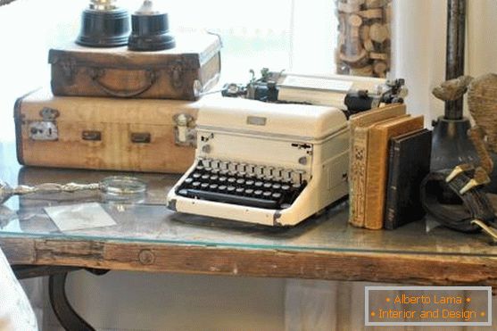 Vintage stylu dekorace: kufry, knihy, psací stroj