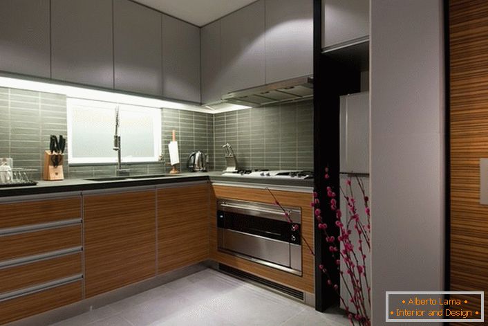 Charakteristickým znakem tohoto stylu jsou světle šedé barvy interiéru, přísné nábytkové linie a moderní domácí spotřebiče.