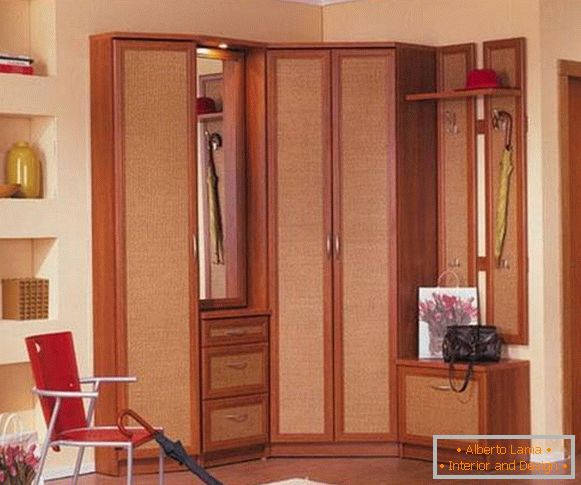 Rohová vestavěná skříň na chodbě - fotografie krásného designu