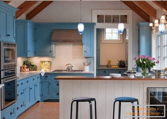 Stylová modrá kuchyně v interiéru