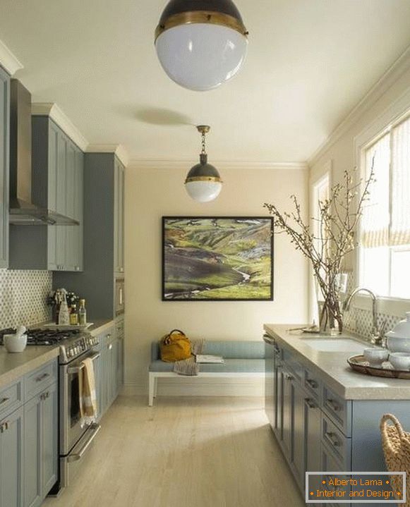 Šedavě modrá kuchyně na vnitřní fotografii