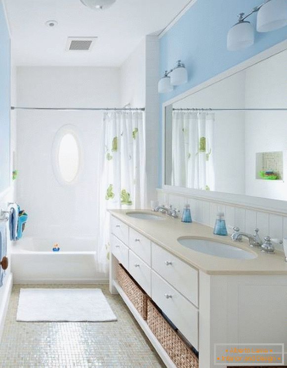 Malá koupelna v modré barvě