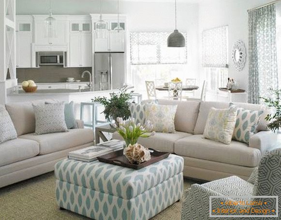 Bílý modrý interiér obývacího pokoje a kuchyně v soukromém domě