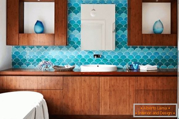 Jaká barva je kombinována s modrou v interiéru koupelny