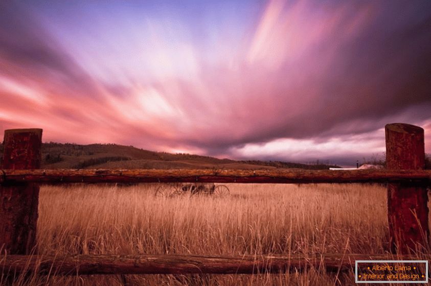 Krásné karmínové mraky nad pšeničné pole