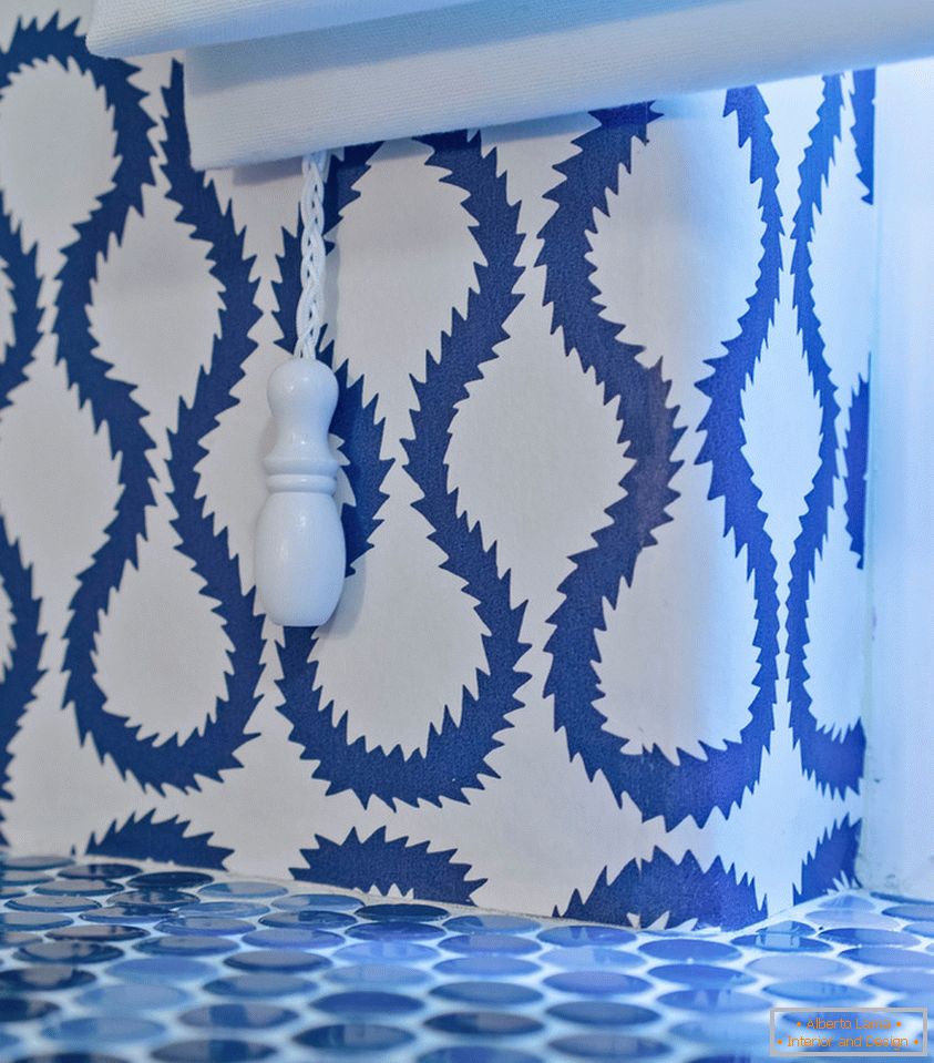 Modrá a bílá dekorace malé koupelny
