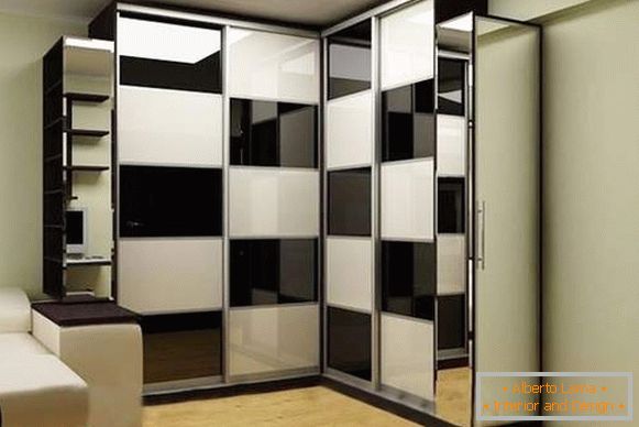 Rohové vestavěné skříně v obývacím pokoji v černé a bílé místnosti