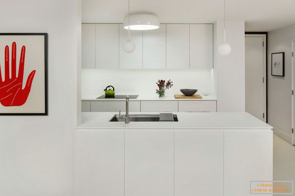 Kuchyňský interiér v bílém s jasnými skvrnami