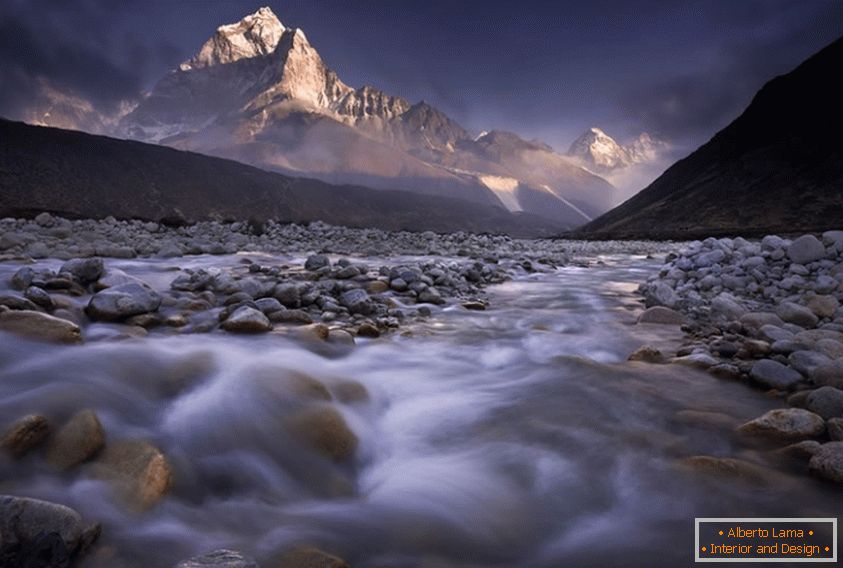 Horská řeka Nepál
